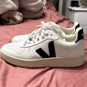 Veja V-10 leather sneaker